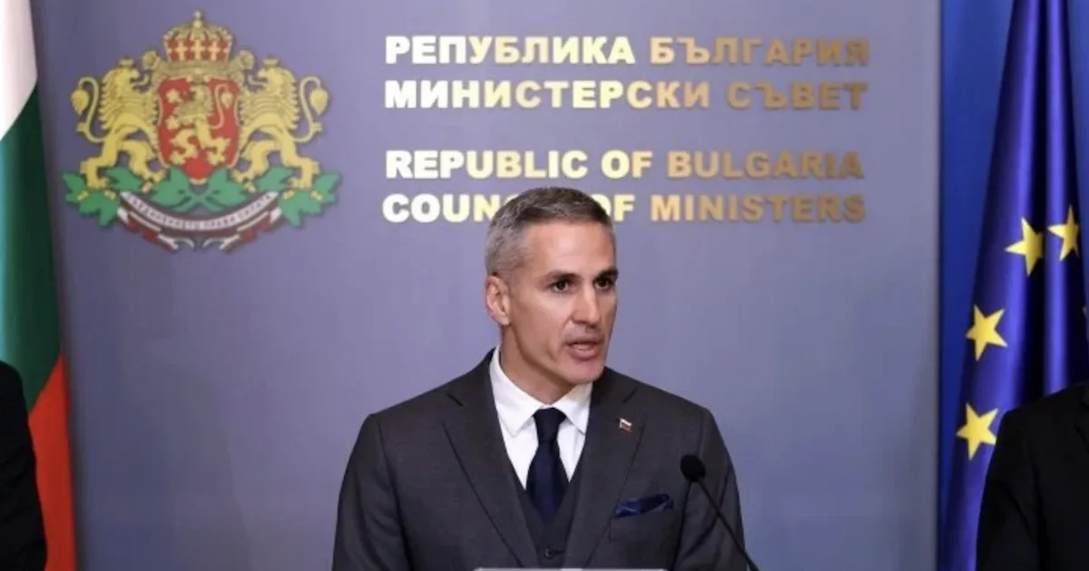 Андрей Гюров говори от трибуната на Министерския съвет