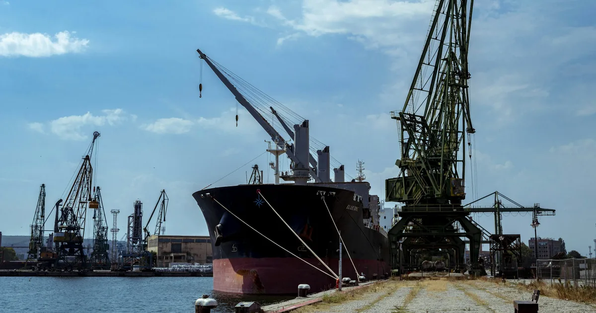 Товарен кораб на кея в пристанище Варна